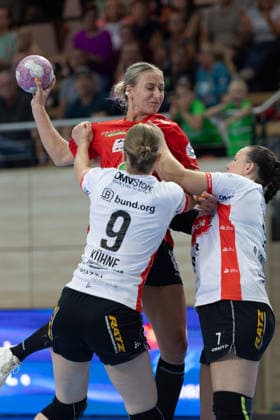 Nieke Kühne (Blomberg, 9), Lea Gruber (Halle, 19), Diana Magnusdottir (Blomberg, 7), SV Union Halle-Neustadt vs. HSG Blomberg-Lippe, 1. Bundesliga Handball Frauen, 3. Spieltag Saison 2026 27, 09.09.2026 Halle SWH Arena Sachsen-Anhalt Deutschland