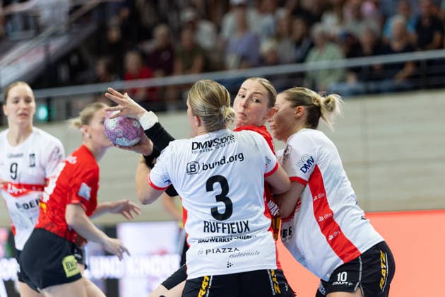 Laura Rüffieux (Blomberg, 3), Tina Wagenlader (Halle, 14), Maxi Mühlner (Blomberg, 10), SV Union Halle-Neustadt vs. HSG Blomberg-Lippe, 1. Bundesliga Handball Frauen, 3. Spieltag Saison 2026 27, 09.09.2026 Halle SWH Arena Sachsen-Anhalt Deutschland