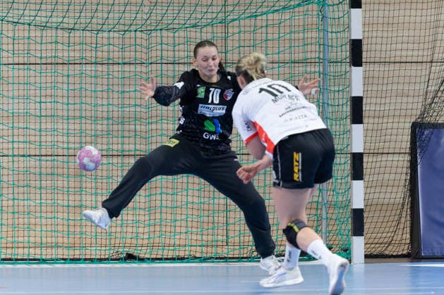 Torhüterin Nicola Czaja (Halle, 70), Maxi Mühlner (Blomberg, 10), Siebenmeter, SV Union Halle-Neustadt vs. HSG Blomberg-Lippe, 1. Bundesliga Handball Frauen, 3. Spieltag Saison 2026 27, 09.09.2026 Halle SWH Arena Sachsen-Anhalt Deutschland