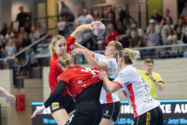 <uni79, Tina Wagenlader (Halle, 14), Nieke Kühne (Blomberg, 9), Maxi Mühlner (Blomberg, 10), SV Union Halle-Neustadt vs. HSG Blomberg-Lippe, 1. Bundesliga Handball Frauen, 3. Spieltag Saison 2026 27, 09.09.2026 Halle SWH Arena Sachsen-Anhalt Deutschland