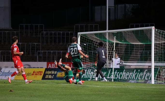 09.09.2026, Fussball, Herren, Regionalliga Südwest, Saison 2026 2027, FC 08 Homburg - 1. FC Kaiserslautern II, Marc Ehrhart (FC 08 Homburg) trifft im Fallen zum 2:1 Homburg Waldstadion Saarland Deutschland Copyright: xFabianxKleerx