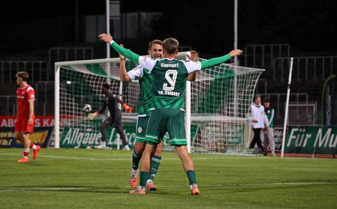 09.09.2026, Fussball, Herren, Regionalliga Südwest, Saison 2026 2027, FC 08 Homburg - 1. FC Kaiserslautern II, Marc Ehrhart (FC 08 Homburg) bejubelt mit Julian Günther-Schmidt (FC 08 Homburg) sein Tor zum 2:1 Homburg Waldstadion Saarland Deutschland Copyright: xFabianxKleerx