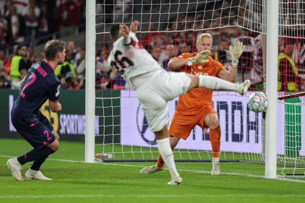 Stuttgart , Fußball UEFA Champions League VfB Stuttgart vs. Viking Stavanger , Deniz Undav (VfB) Arild Ostbo (Stavanger)