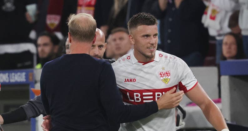 Stuttgart , Fußball UEFA Champions League VfB Stuttgart vs. Viking Stavanger , von links: Sebastian Hoeneß Ermedin Demirovic ( VfB )