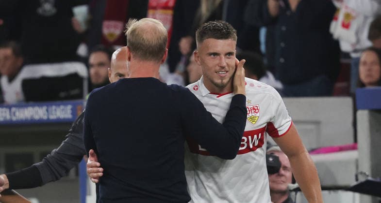 Stuttgart , Fußball UEFA Champions League VfB Stuttgart vs. Viking Stavanger , von links: Sebastian Hoeneß Ermedin Demirovic ( VfB )
