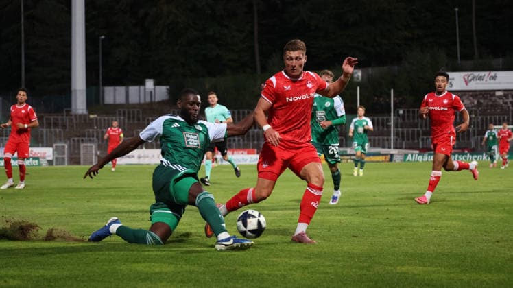 09.09.2026, xrekx, Fussball Regionalliga Suedwest, FC Homburg - 1.FC Kaiserslautern II v.l. Aaron Manu (FC 08 Homburg) Oleg Skakun (1.FC Kaiserslautern II) Zweikampf, Aktion, action, battle for the ball Homburg