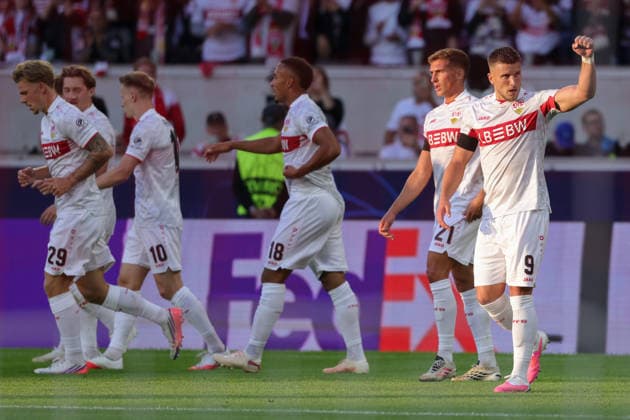 Stuttgart , Fußball UEFA Champions League VfB Stuttgart vs. Viking Stavanger ,Torjubel bei Ermedin Demirovic (VfB) und den Spielern des VfB nach dem Tor zum 2:1