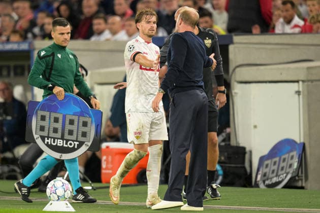 Fußball, UEFA Championsleague, 20260909, VfB Stuttgart - Viking FK Stavanger. Im Bild v.l. Maximilian MITTELSTÄDT (Stuttgart, 7) und Trainer Stuttgart Sebastian HOENEß klatschen nach Auswechslung ab. Stuttgart MHP-Arena Baden-Württemberg Deutschland Copyright: Passion2Press MarkusxFischerx