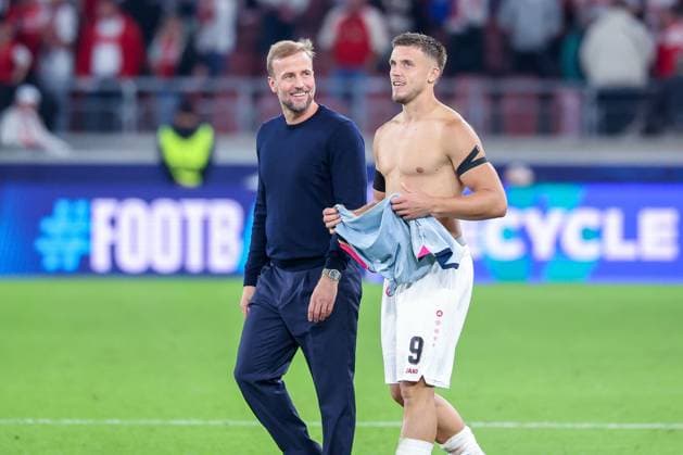 Cheftrainer Sebastian Hoeness (VfB Stuttgart) und Ermedin Demirovic 9 (VfB Stuttgart) zufrieden nach dem Spiel, im Gespraech, VfB Stuttgart vs. Viking Stavanger, Fussball, Maenner, UEFA Champions League, Saison 2026 2027, 1. Spieltag, 09.09.2026 Stuttgart Baden-Wuerttemberg Deutschland