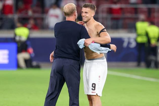 Cheftrainer Sebastian Hoeness (VfB Stuttgart) und Ermedin Demirovic 9 (VfB Stuttgart) zufrieden nach dem Spiel, im Gespraech, VfB Stuttgart vs. Viking Stavanger, Fussball, Maenner, UEFA Champions League, Saison 2026 2027, 1. Spieltag, 09.09.2026 Stuttgart Baden-Wuerttemberg Deutschland