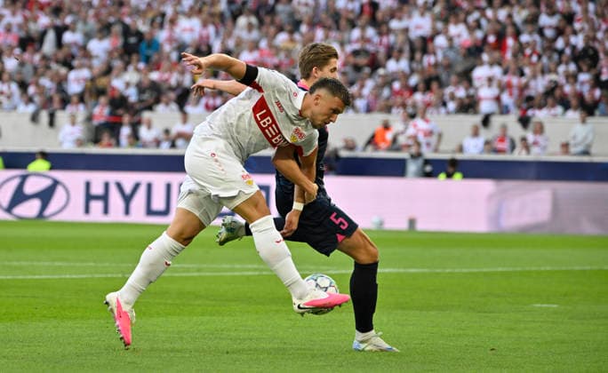Zweikampf, Aktion Ermedin Demirovic VfB Stuttgart (09) gegen Henrik Heggheim Viking FK Stavanger (05) Champions League VfB Stuttgart vs Viking FK Stavanger 09.09.2026 DFL REGULATIONS PROHIBIT ANY USE OF PHOTOGRAPHS AS IMAGE SEQUENCES AND OR QUASI-VIDEO Champions League VfB Stuttgart vs Viking FK Stavanger