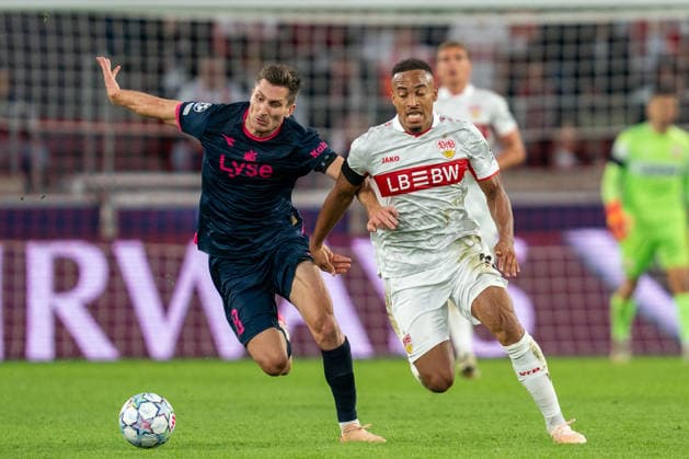 Zweikampf zwischen Jamie Leweling (VfB Stuttgart, 18) und Kristoffer Haugen (Viking FK, 28), VfB Stuttgart vs. Viking FK, Fussball, Champions League, 1. Spieltag, 09.09.2026, DFB regulations prohibit any use of photographs as image sequences and or quasi-video Stuttgart Baden-Wuerttemberg Deutschland