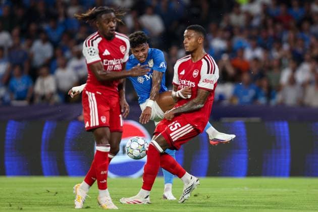 Alisson Santos of Napoli shoots at goal through Eberechi Eze of Arsenal and Ezri Konsa of Arsenal Napoli v Arsenal, UEFA Champions League, League Stage, Football, Stadio Diego Armando Maradona, Naples, Italy - 09 Sep 2026Naples Stadio Diego Armando Maradona Italy  Copyright: xMarcoxIacobucci Shutterstockx 17140214ea