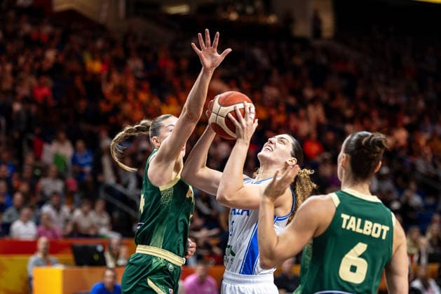 Lorela Cubaj (Italien, 13) beim Korbleger, Steph Talbot (Australien, 06), GER, Italien vs. Australien, Basketball, FIBA Women s World Cup 2026, Qualifikation fuers Viertelfinale, 09.09.2026 GER, Italien vs. Australien, Basketball, FIBA Women s World Cup 2026, Qualifikation fuers Viertelfinale, 09.09.2026 Berlin Copyright: xEibner-Pressefoto MaxxVincenx EP_MVN