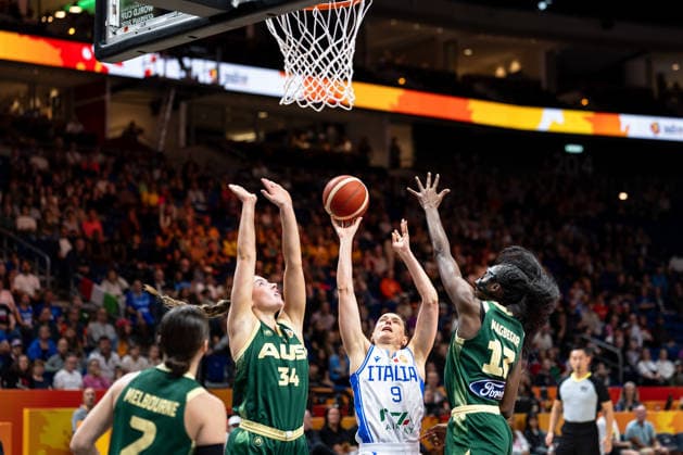 Cecilia Zandalasini (Italien, 09) beim Korbleger, Isabelle Bourne (Australien, 34), Ezi Magbegor (Australien, 13), GER, Italien vs. Australien, Basketball, FIBA Women s World Cup 2026, Qualifikation fuers Viertelfinale, 09.09.2026 GER, Italien vs. Australien, Basketball, FIBA Women s World Cup 2026, Qualifikation fuers Viertelfinale, 09.09.2026 Berlin Copyright: xEibner-Pressefoto MaxxVincenx EP_MVN
