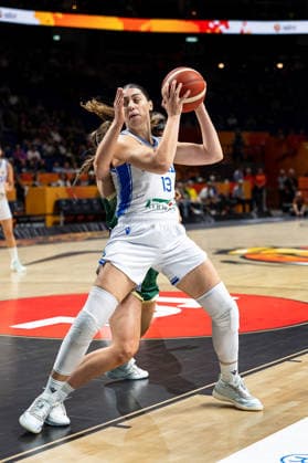 Lorela Cubaj (Italien, 13) im Zweikampf, Kampf um den Ball mit Ezi Magbegor (Australien, 13), GER, Italien vs. Australien, Basketball, FIBA Women s World Cup 2026, Qualifikation fuers Viertelfinale, 09.09.2026 GER, Italien vs. Australien, Basketball, FIBA Women s World Cup 2026, Qualifikation fuers Viertelfinale, 09.09.2026 Berlin Copyright: xEibner-Pressefoto MaxxVincenx EP_MVN
