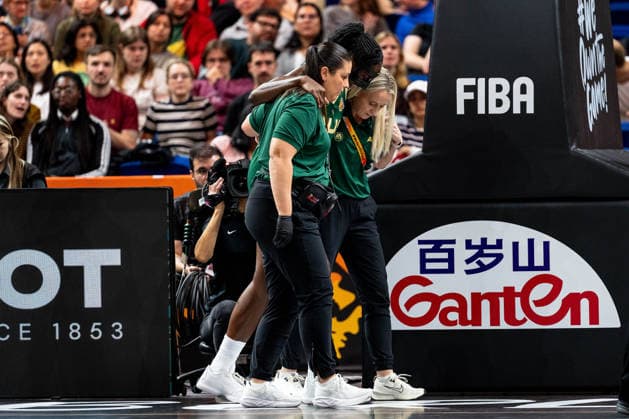 Ezi Magbegor (Australien, 13) verletzt, Verletzung, GER, Italien vs. Australien, Basketball, FIBA Women s World Cup 2026, Qualifikation fuers Viertelfinale, 09.09.2026 GER, Italien vs. Australien, Basketball, FIBA Women s World Cup 2026, Qualifikation fuers Viertelfinale, 09.09.2026 Berlin Copyright: xEibner-Pressefoto MaxxVincenx EP_MVN