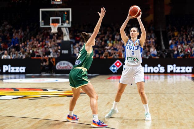Cecilia Zandalasini (Italien, 09) am Ball, Steph Talbot (Australien, 06), GER, Italien vs. Australien, Basketball, FIBA Women s World Cup 2026, Qualifikation fuers Viertelfinale, 09.09.2026 GER, Italien vs. Australien, Basketball, FIBA Women s World Cup 2026, Qualifikation fuers Viertelfinale, 09.09.2026 Berlin Copyright: xEibner-Pressefoto MaxxVincenx EP_MVN