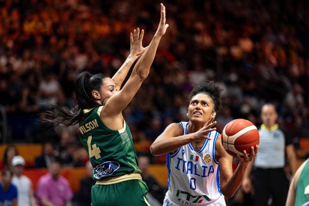 Jasmine Keys (Italien, 00) am Ball, Alex Wilson (Australien, 04), GER, Italien vs. Australien, Basketball, FIBA Women s World Cup 2026, Qualifikation fuers Viertelfinale, 09.09.2026 GER, Italien vs. Australien, Basketball, FIBA Women s World Cup 2026, Qualifikation fuers Viertelfinale, 09.09.2026 Berlin Copyright: xEibner-Pressefoto MaxxVincenx EP_MVN