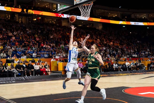 Mariella Santucci (Italien, 18) beim Korbleger, Chloe Bibby (Australien, 55), GER, Italien vs. Australien, Basketball, FIBA Women s World Cup 2026, Qualifikation fuers Viertelfinale, 09.09.2026 GER, Italien vs. Australien, Basketball, FIBA Women s World Cup 2026, Qualifikation fuers Viertelfinale, 09.09.2026 Berlin Copyright: xEibner-Pressefoto MaxxVincenx EP_MVN