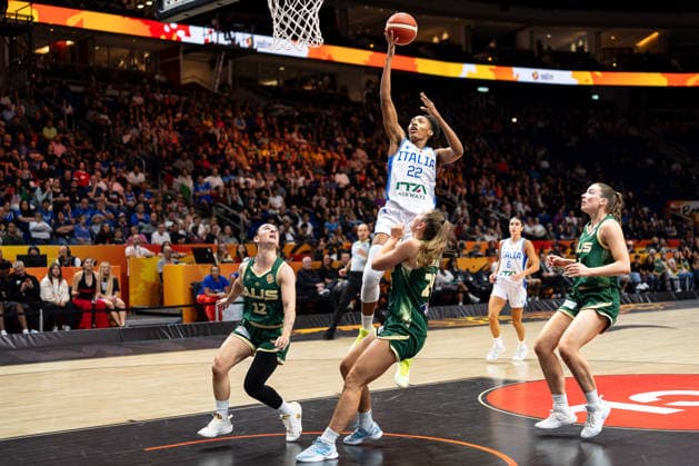 Olbis Andre (Italien, 22) beim Korbleger, Stephanie Reid (Australien, 12), Isobel Borlase (Australien, 20), GER, Italien vs. Australien, Basketball, FIBA Women s World Cup 2026, Qualifikation fuers Viertelfinale, 09.09.2026 GER, Italien vs. Australien, Basketball, FIBA Women s World Cup 2026, Qualifikation fuers Viertelfinale, 09.09.2026 Berlin Copyright: xEibner-Pressefoto MaxxVincenx EP_MVN