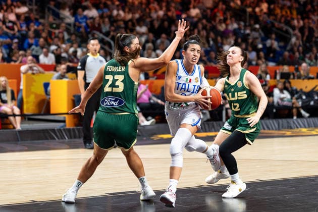 Costanza Verona (Italien, 08) im Dribbling gegen Alex Fowler (Australien, 23) und Stephanie Reid (Australien, 12), GER, Italien vs. Australien, Basketball, FIBA Women s World Cup 2026, Qualifikation fuers Viertelfinale, 09.09.2026 GER, Italien vs. Australien, Basketball, FIBA Women s World Cup 2026, Qualifikation fuers Viertelfinale, 09.09.2026 Berlin Copyright: xEibner-Pressefoto MaxxVincenx EP_MVN