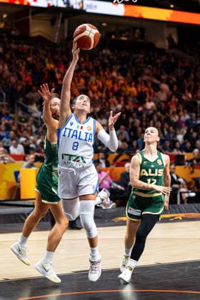 Costanza Verona (Italien, 08) beim Korbleger, Alex Fowler (Australien, 23), Stephanie Reid (Australien, 12), GER, Italien vs. Australien, Basketball, FIBA Women s World Cup 2026, Qualifikation fuers Viertelfinale, 09.09.2026 GER, Italien vs. Australien, Basketball, FIBA Women s World Cup 2026, Qualifikation fuers Viertelfinale, 09.09.2026 Berlin Copyright: xEibner-Pressefoto MaxxVincenx EP_MVN