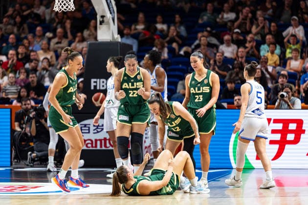 Steph Talbot (Australien, 06), Zitina Aokuso (Australien, 22), Stephanie Reid (Australien, 12), Alex Fowler (Australien, 23) jubelt Jubel mit Isobel Borlase (Australien, 20), GER, Italien vs. Australien, Basketball, FIBA Women s World Cup 2026, Qualifikation fuers Viertelfinale, 09.09.2026 GER, Italien vs. Australien, Basketball, FIBA Women s World Cup 2026, Qualifikation fuers Viertelfinale, 09.09.2026 Berlin Copyright: xEibner-Pressefoto MaxxVincenx EP_MVN