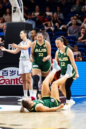 Zitina Aokuso (Australien, 22), Stephanie Reid (Australien, 12) jubelt Jubel mit Isobel Borlase (Australien, 20), GER, Italien vs. Australien, Basketball, FIBA Women s World Cup 2026, Qualifikation fuers Viertelfinale, 09.09.2026 GER, Italien vs. Australien, Basketball, FIBA Women s World Cup 2026, Qualifikation fuers Viertelfinale, 09.09.2026 Berlin Copyright: xEibner-Pressefoto MaxxVincenx EP_MVN