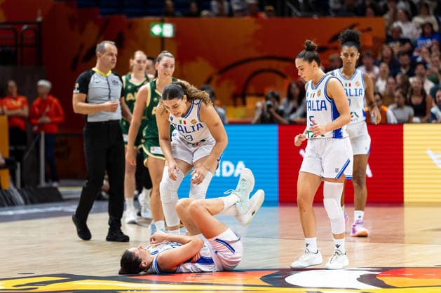 Cecilia Zandalasini (Italien, 09) am Boden, Lorela Cubaj (Italien, 13) und Matilde Villa (Italien, 05) helfen, GER, Italien vs. Australien, Basketball, FIBA Women s World Cup 2026, Qualifikation fuers Viertelfinale, 09.09.2026 GER, Italien vs. Australien, Basketball, FIBA Women s World Cup 2026, Qualifikation fuers Viertelfinale, 09.09.2026 Berlin Copyright: xEibner-Pressefoto MaxxVincenx EP_MVN