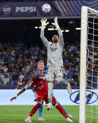David Raya of Arsenal jumps and catches a cross Napoli v Arsenal, UEFA Champions League, League Stage, Football, Stadio Diego Armando Maradona, Naples, Italy - 09 Sep 2026Naples Stadio Diego Armando Maradona Italy  Copyright: xMarcoxIacobucci Shutterstockx 17140214fg