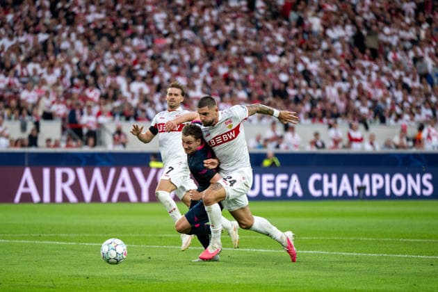 09.09.2026, GER, Fussball, Herren, UEFA Champions League, Ligaphase, 1. Spieltag, Saison 2026 2027, VfB Stuttgart vs. Viking Stavanger Julian Jeff Chabot ( VfB Stuttgart, 24 ) im Zweikampf mit Peter Christiansen ( Viking FK, 20 ), dahinter Maximilian Mittelstädt ( VfB Stuttgart, 07 ), Stuttgart MHP Arena Baden-Württemberg Deutschland Copyright: xNordphoto Memmlerx