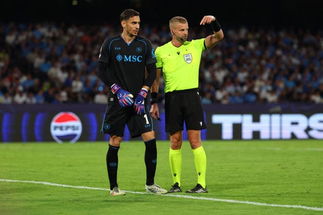 Napoli™s goalkeeper Alex Meret Injured during the UEFA Champions League football match between Napoli vs Arsenal - Champions League 2026 2027 - Diego Armando Maradona stadium September 9, 2026 Naples, Italy soccer  Copyright: xAlessandroxGarofalo LaPressex