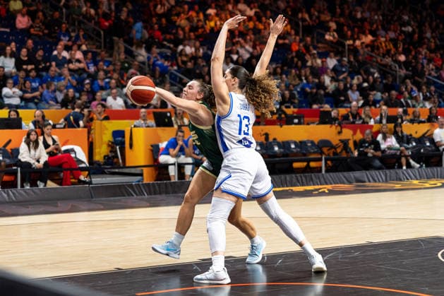 Isobel Borlase (Australien, 20) und Lorela Cubaj (Italien, 13) im Zweikampf, Kampf um den Ball, GER, Italien vs. Australien, Basketball, FIBA Women s World Cup 2026, Qualifikation fuers Viertelfinale, 09.09.2026 GER, Italien vs. Australien, Basketball, FIBA Women s World Cup 2026, Qualifikation fuers Viertelfinale, 09.09.2026 Berlin Copyright: xEibner-Pressefoto MaxxVincenx EP_MVN