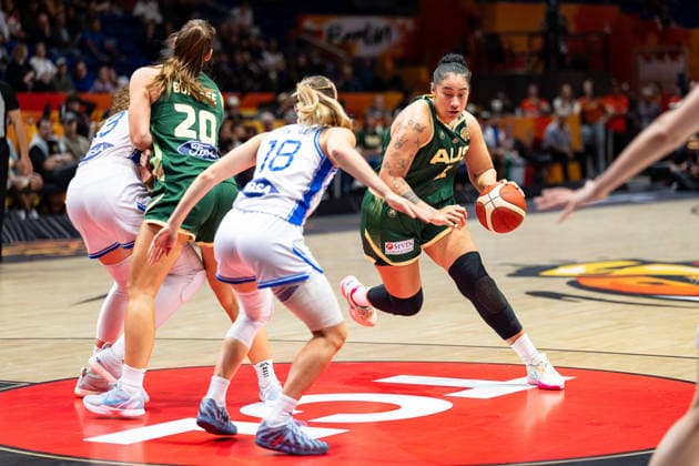 Zitina Aokuso (Australien, 22) im Dribbling, Mariella Santucci (Italien, 18), GER, Italien vs. Australien, Basketball, FIBA Women s World Cup 2026, Qualifikation fuers Viertelfinale, 09.09.2026 GER, Italien vs. Australien, Basketball, FIBA Women s World Cup 2026, Qualifikation fuers Viertelfinale, 09.09.2026 Berlin Copyright: xEibner-Pressefoto MaxxVincenx EP_MVN