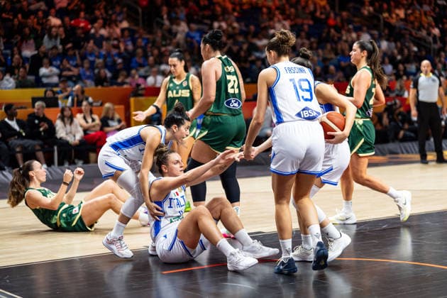 Cecilia Zandalasini (Italien, 09) am Boden, Costanza Verona (Italien, 08) und Martina Fassina (Italien, 19) helfen hoch, GER, Italien vs. Australien, Basketball, FIBA Women s World Cup 2026, Qualifikation fuers Viertelfinale, 09.09.2026 GER, Italien vs. Australien, Basketball, FIBA Women s World Cup 2026, Qualifikation fuers Viertelfinale, 09.09.2026 Berlin Copyright: xEibner-Pressefoto MaxxVincenx EP_MVN
