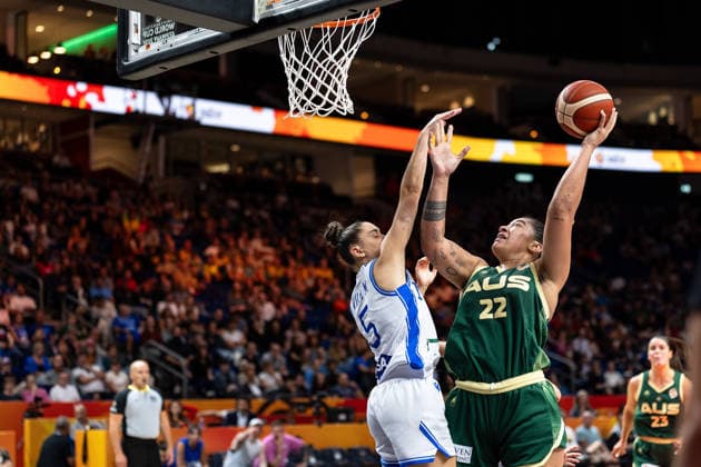 Zitina Aokuso (Australien, 22) beim Korbleger, Matilde Villa (Italien, 05), GER, Italien vs. Australien, Basketball, FIBA Women s World Cup 2026, Qualifikation fuers Viertelfinale, 09.09.2026 GER, Italien vs. Australien, Basketball, FIBA Women s World Cup 2026, Qualifikation fuers Viertelfinale, 09.09.2026 Berlin Copyright: xEibner-Pressefoto MaxxVincenx EP_MVN