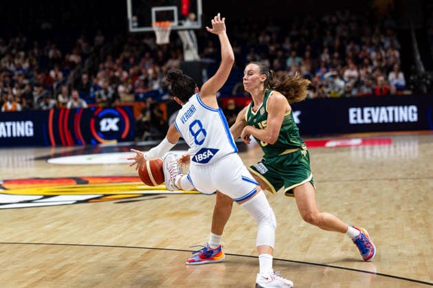 Costanza Verona (Italien, 08) blockt mit dem Fuss, Steph Talbot (Australien, 06) am Ball, GER, Italien vs. Australien, Basketball, FIBA Women s World Cup 2026, Qualifikation fuers Viertelfinale, 09.09.2026 GER, Italien vs. Australien, Basketball, FIBA Women s World Cup 2026, Qualifikation fuers Viertelfinale, 09.09.2026 Berlin Copyright: xEibner-Pressefoto MaxxVincenx EP_MVN