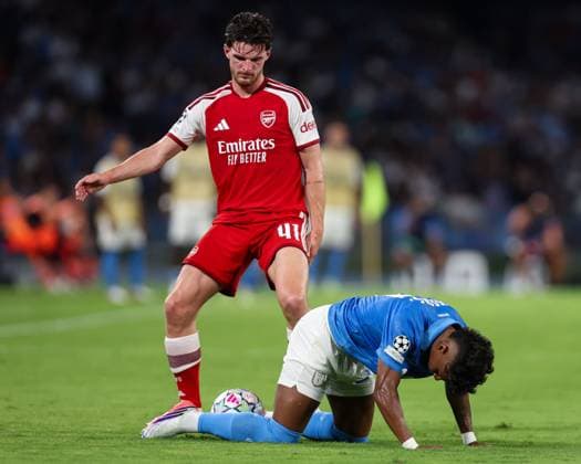 Alisson Santos of Napoli falls on the ball as Declan Rice of Arsenal tries to tackle him Napoli v Arsenal, UEFA Champions League, League Stage, Football, Stadio Diego Armando Maradona, Naples, Italy - 09 Sep 2026Naples Stadio Diego Armando Maradona Italy  Copyright: xMarcoxIacobucci Shutterstockx 17140214fm