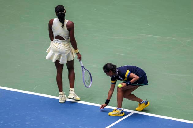 US Open tennis tournament - Day 11 An US Open ball crew member picks up an object on the court next to Coco Gauff of the US (L) as she plays against Mirra Andreeva of Russia during the Women s Singles Quarterfinals match of the US Open Tennis Championships in Flushing Meadows, New York, USA, 09 September 2026. FLUSHING MEADOWS NEW YORK United States  Copyright: xSARAHxYENESELx