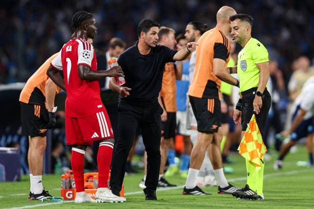 Mikel Arteta of Arsenal complains to the linesman Napoli v Arsenal, UEFA Champions League, League Stage, Football, Stadio Diego Armando Maradona, Naples, Italy - 09 Sep 2026Naples Stadio Diego Armando Maradona Italy  Copyright: xMarcoxIacobucci Shutterstockx 17140214ga