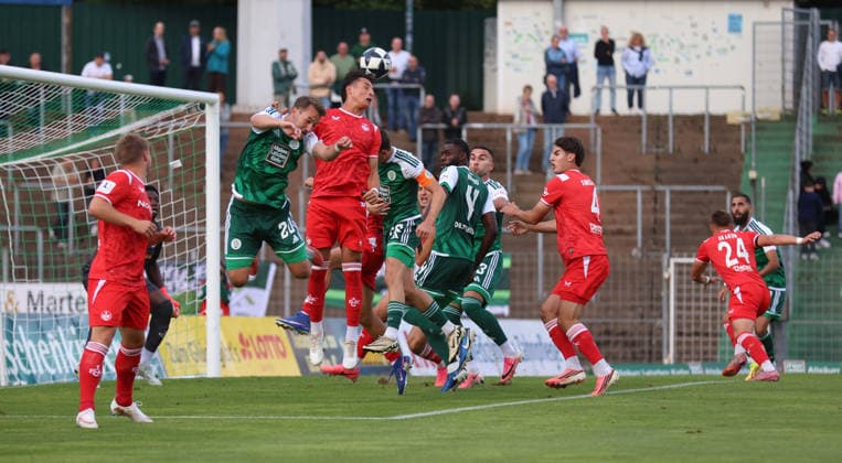 09.09.2026, Fussball, Herren, Regionalliga Südwest, Saison 2026 2027, FC 08 Homburg - 1. FC Kaiserslautern II, Julian Günther-Schmidt (FC 08 Homburg) im Kopfballduell mit Dion Hofmeister (1. FC Kaiserslautern II) Homburg Waldstadion Saarland Deutschland Copyright: xFabianxKleerx