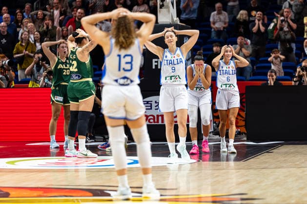 Lorela Cubaj (Italien, 13), Cecilia Zandalasini (Italien, 09), Vittoria Blasigh (Italien, 55) und Francesca Pasa (Italien, 06) enttaeuscht Enttaeuschung nach Niederlage, GER, Italien vs. Australien, Basketball, FIBA Women s World Cup 2026, Qualifikation fuers Viertelfinale, 09.09.2026 GER, Italien vs. Australien, Basketball, FIBA Women s World Cup 2026, Qualifikation fuers Viertelfinale, 09.09.2026 Berlin Copyright: xEibner-Pressefoto MaxxVincenx EP_MVN