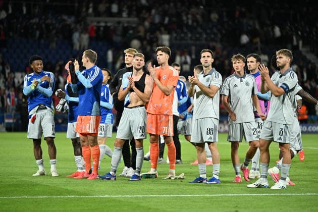 PSG v SK Slovan Bratislava - UEFA Champions League PARIS, FRANCE - SEPTEMBER 9: Players of SK Slovan Bratislava greet their fans after they lost the UEFA Champions League 2026 27 League Phase MD1 match against PSG at Parc des Princes in Paris, France, on September 9, 2026. Mustafa Yalcin Anadolu Paris France. Editorial use only. Please get in touch for any other usage.  Copyright: x2026xAnadoluxMustafaxYalcinx