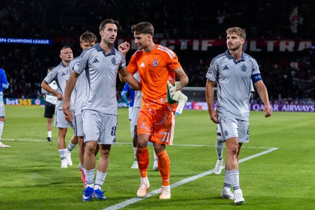 Team SK Slovan Bratislava during UEFA Champions league League phase game between teams PSG and SK Slovan Bratislava (Dominika Kortvelyesiova Ball Raw Images) Paris Parc des Princes France Copyright: xDominikaxKortvelyesiovax DKR_9471