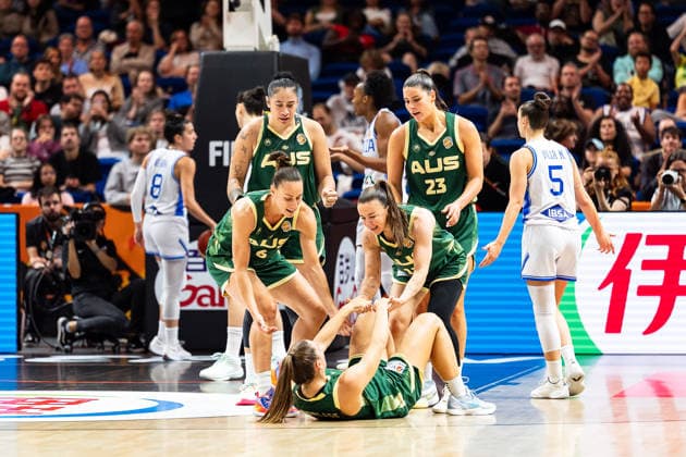 Steph Talbot (Australien, 06), Zitina Aokuso (Australien, 22), Stephanie Reid (Australien, 12) und Alex Fowler (Australien, 23) helfen Isobel Borlase (Australien, 20) hoch, GER, Italien vs. Australien, Basketball, FIBA Women s World Cup 2026, Qualifikation fuers Viertelfinale, 09.09.2026 GER, Italien vs. Australien, Basketball, FIBA Women s World Cup 2026, Qualifikation fuers Viertelfinale, 09.09.2026 Berlin Copyright: xEibner-Pressefoto MaxxVincenx EP_MVN