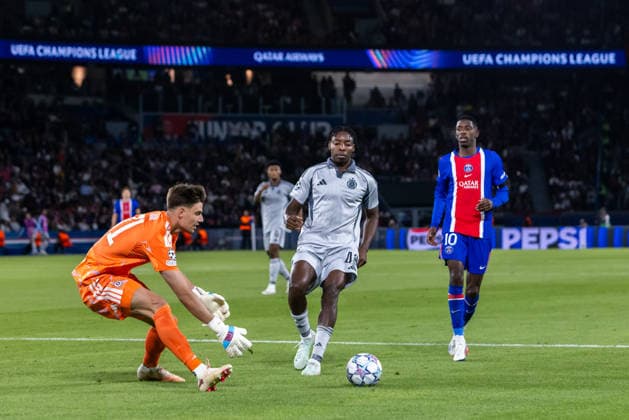Dominik Takac of SK Slovan Bratislava and Sahmkou Camara of SK Slovan Bratislava during UEFA Champions league League phase game between teams PSG and SK Slovan Bratislava (Dominika Kortvelyesiova Ball Raw Images) Paris Parc des Princes France Copyright: xDominikaxKortvelyesiovax DKR_9313