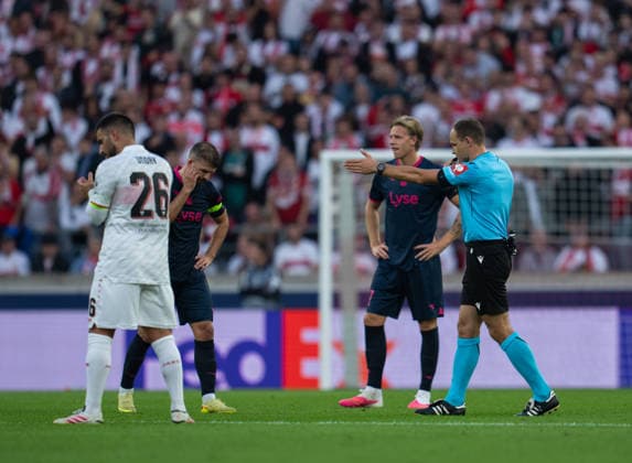 Referee Nenad Minakovic makes the score 3:1 during UEFA Champions League - Matchday 1 season 26 27 game between Stuttgart and Viking (Ruslan Taran Ball Raw Images) Stuttgart MHP Arena Germany Copyright: xRuslanxTaranx RUS_STUTT-VIKING-0175