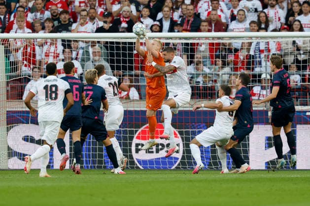 Torhüter, Goalkeeper Arild ostbo (Viking) m. klärt vor Jeff Chabot (VfB Stuttgart),im UEFA-Champions-League-Spiel zwischen dem VfB Stuttgart und Viking FK in der MHP Arena, Stuttgart, Deutschland, am 9. September 2026.d in action during the UEFA Champions League match between VfB Stuttgart and Viking FK at the MHP Arena, Stuttgart, Germany, on September 9, 2026. Copyright: HMBxMedia xHeikoxBecker