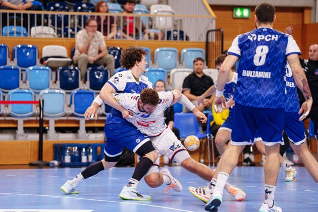 2. Handball-Bundesliga - 2. Spieltag: 1. VfL Potsdam - TV 05 07 Hüttenberg Giacomo Savini (1. VfL Potsdam, 10) gegen Leif Haack (TV 05 07 Hüttenberg, 20) im Zweikampf am 09.09.2026 in der MBS Arena, Potsdam (Brandenburg) Potsdam MBS Arena Brandenburg Deutschland